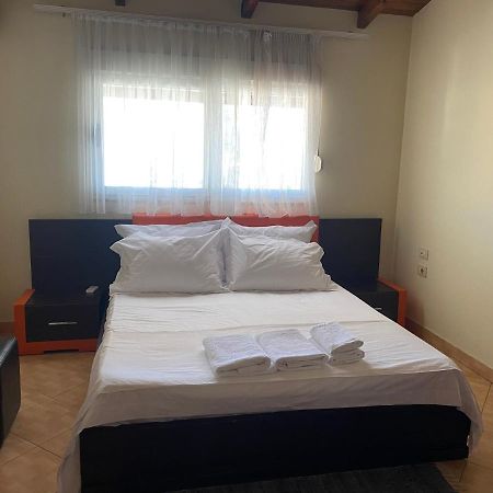 Lovely 2 Bedroom Apartment Tirana Exterior photo