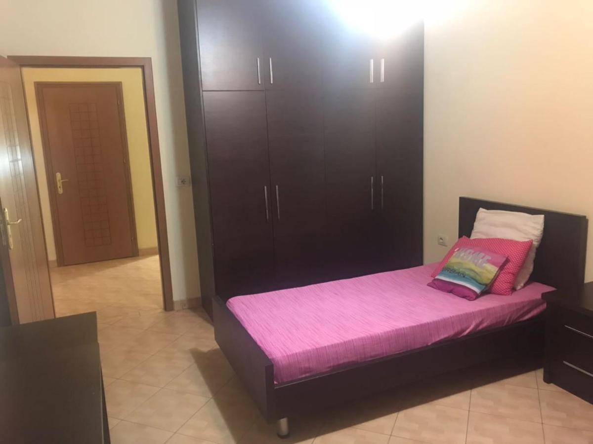 Lovely 2 Bedroom Apartment Tirana Exterior photo
